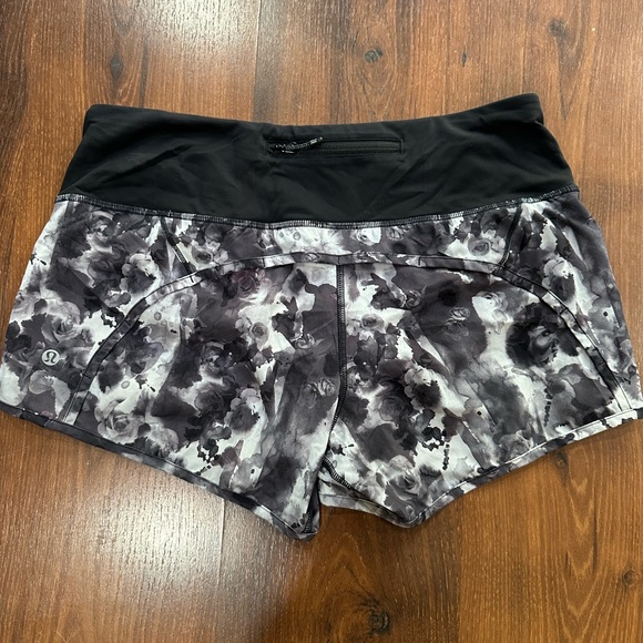 Lululemon SPEED UP low-rise lined 2.5" floral shorts size 6 - Picture 2 of 7